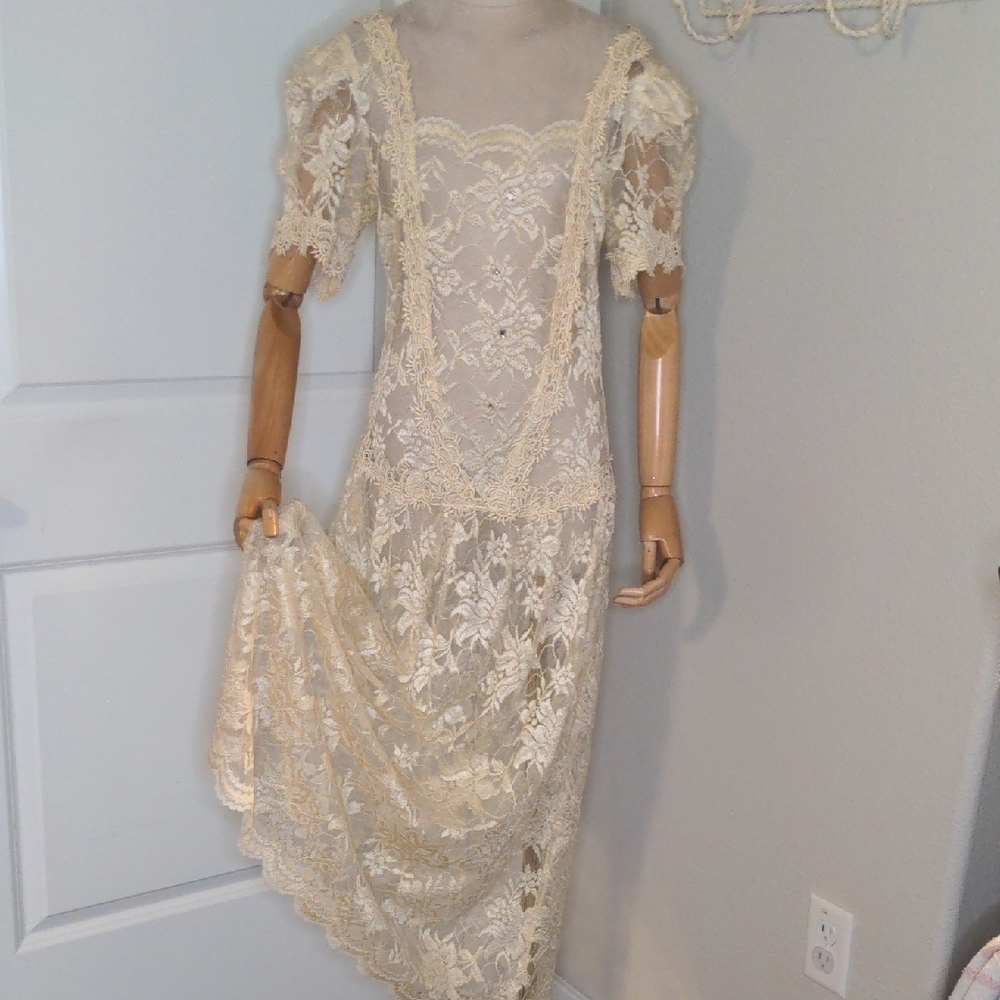 Vintage Cream Lace Wedding Dress